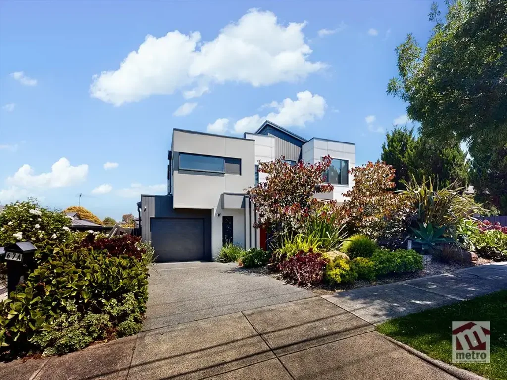 EXPANSIVE FAMILY HOME!