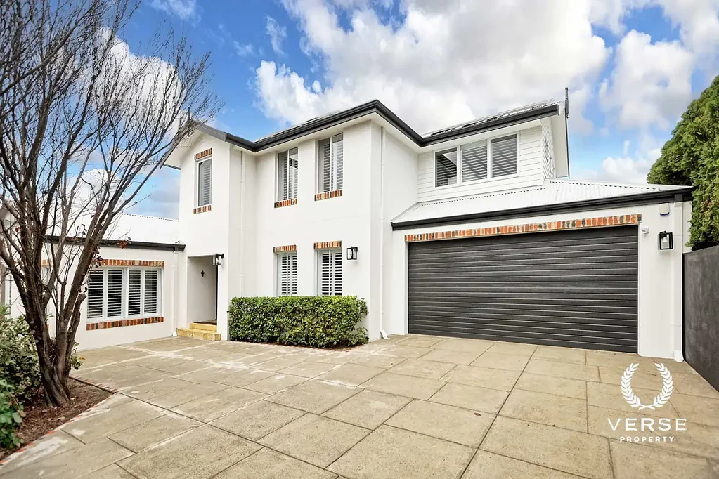 St James 5બેડરૂમ MASTER BUILT, LUXURIOUS FAMILY HOME ON PRIME, OFF STREET (OVERSIZED) REAR LOCATION!