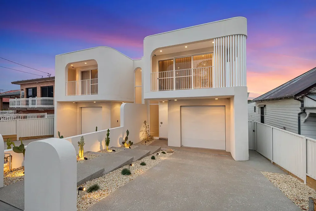 Kingsgrove 5房 Kingsgrove 最负盛名的街道之一，建筑设计奢华住宅 Architecturally Designed Luxury in One of Kingsgrove's Most Prestigious Streets