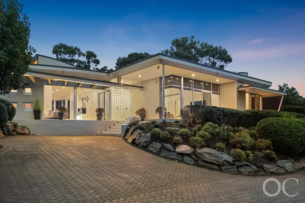 Pasadena 4Kwarto Open the Door to a Sculptural Foothills Home with the Coast in Full View
