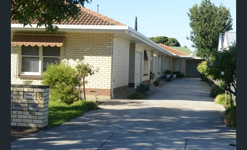 Location Location Location  Neat 2 bedroom unit in Glenelg East