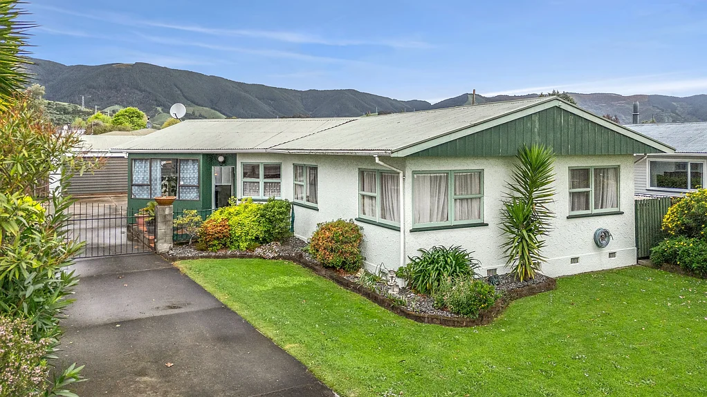 Stoke 3房  One-Owner Home - Make It Yours!