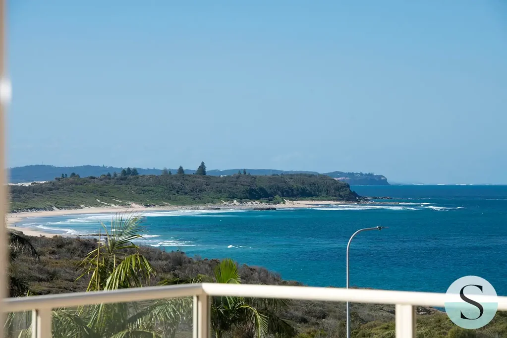 Caves Beach 5 Slaapkamer Extreme North Easterly Views, Substantial Well Built Quality Home, Level to the Backyard, Exclusive Location, Going to a Great Cause & Must Be Sold!