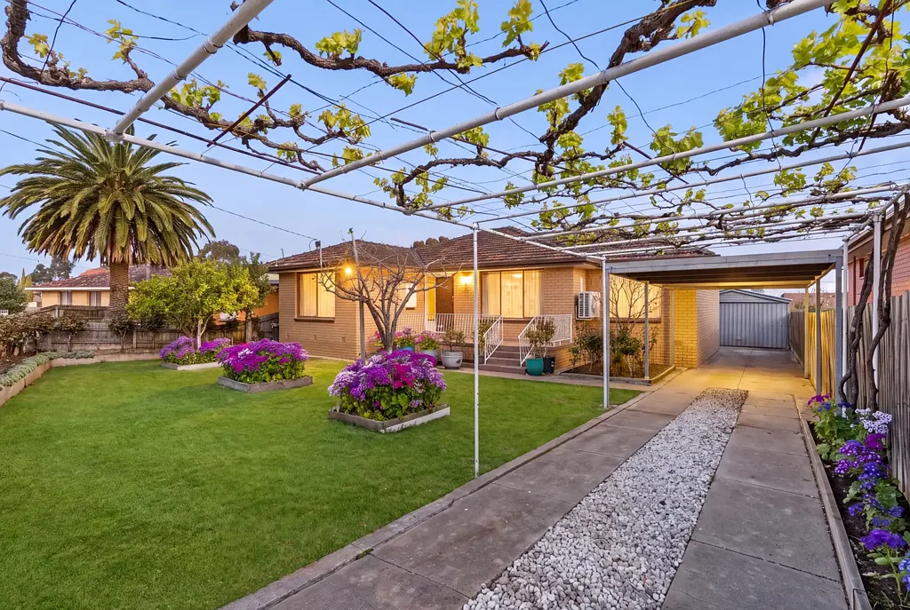 Sunshine North 3બેડરૂમ A Court-Kept Oasis, Offered for the Very First Time