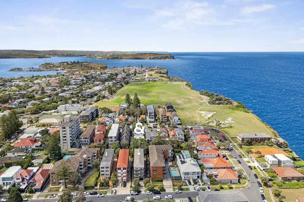 Vaucluse 3房 精品楼北向  一楼便捷出入  抬高位置安全  私密后部宁静  光线充足通风  双砖结构坚固  实木厨房储物  开放式阳台  北向卧室叶景  主卧带套间  升级浴室洗衣  车库改造储物  靠近公园步道  附近餐饮购物  交通连接优越 Brilliant Family Sized Apartment In Prized Setting Near The Ocean