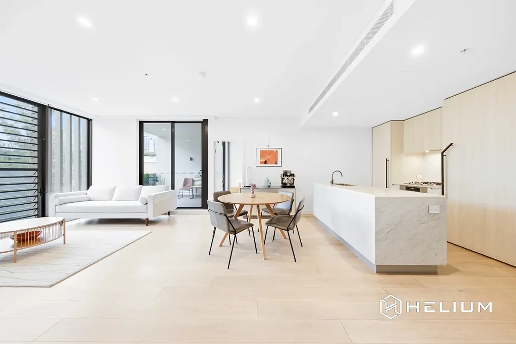 Macquarie Park 2房 北西朝向公园景 书房办公佳选 全屋木地板 落地窗采光 设计师厨房 双卧双卫 自动百叶窗 安防车位 游泳池健身房 Spacious Modern Living with Study in Prime Macquarie Park Location