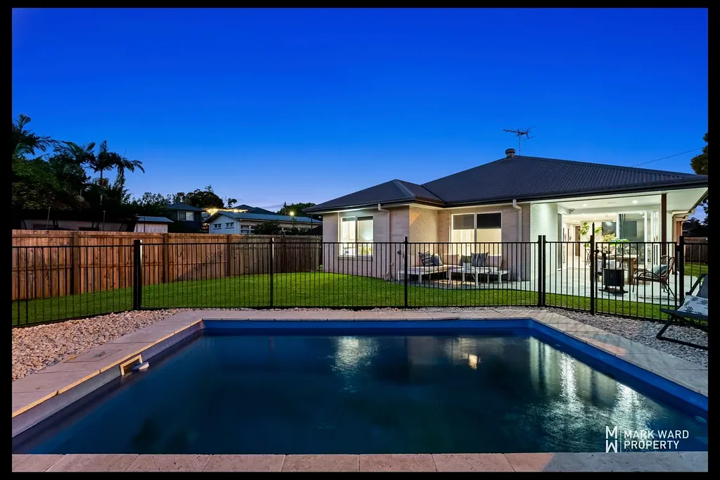 Salisbury 4Habitaciones SPACIOUS NEAR-NEW HOME: OPEN PLAN LIVING, DUAL LIVING AREAS & STUNNING POOL
