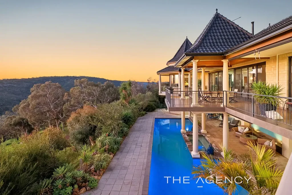 Brigadoon 4ਬੈੱਡਰੂਮ European Sophistication on 25 Acres With Stunning River, City & Valley Views