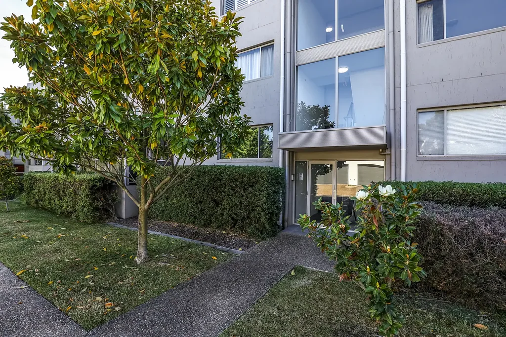 SUPERB SOLSTICE LIVING-104m2 LIVING SPACE!!! - TWO BATHROOMS - TWO CARPARKS