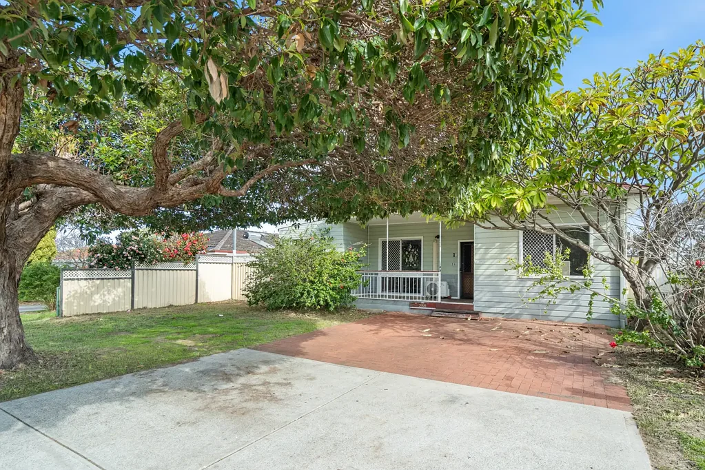 Cloverdale 3 Slaapkamer A DIAMOND IN THE ROUGH - Ready for a New Beginning