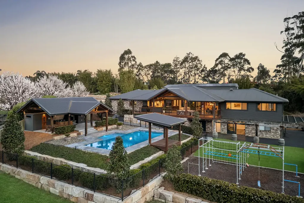 Wamberal 5બેડરૂમ A private family estate set on 2.5 prime acres, moments to the beach
