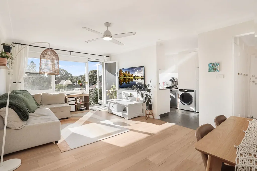 NORTHERN TOP FLOOR RENOVATED APARTMENT AT REAR OF BLOCK