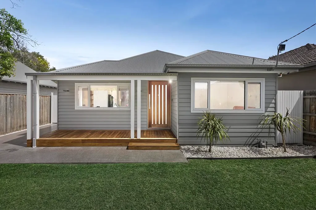 Newport 4房 单层现代杰作 靠近海滩&火车站 精湛设计 华丽木地板 高端厨房 主卧带步入式衣帽间 宽敞后甲板 易打理花园 Crafted For Families Who Enjoy The Good Things In Life