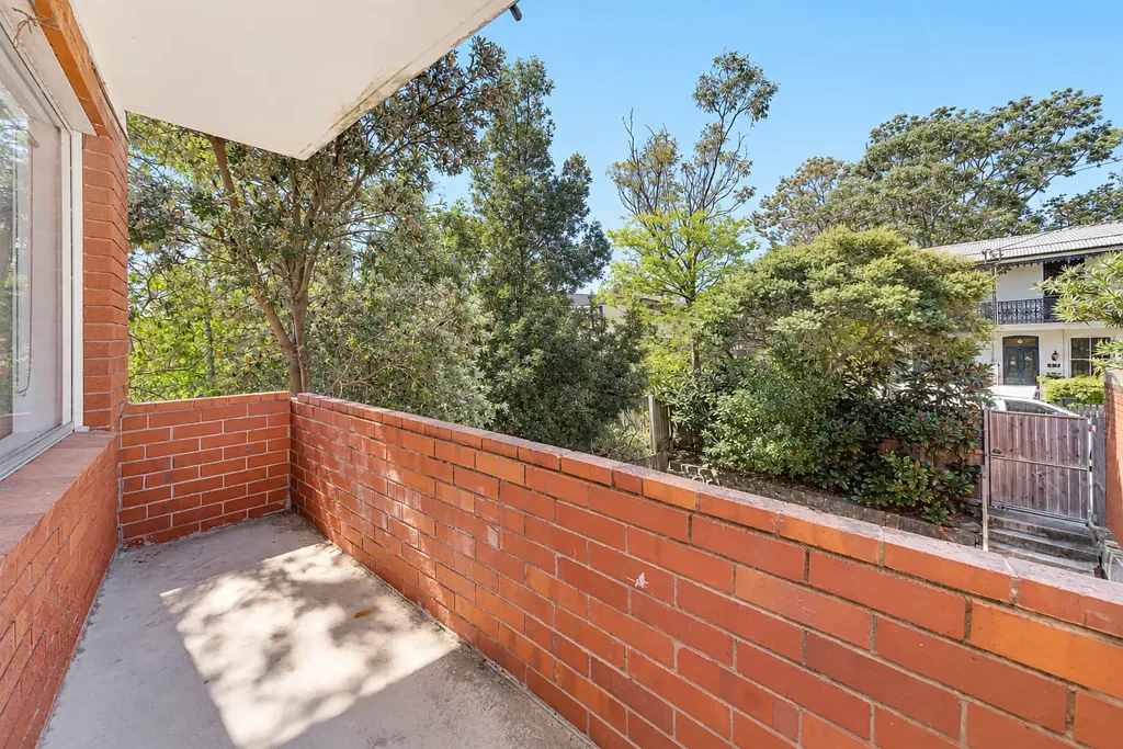 BRIGHT TWO BEDROOM APARTMENT IN A GREAT LOCATION!