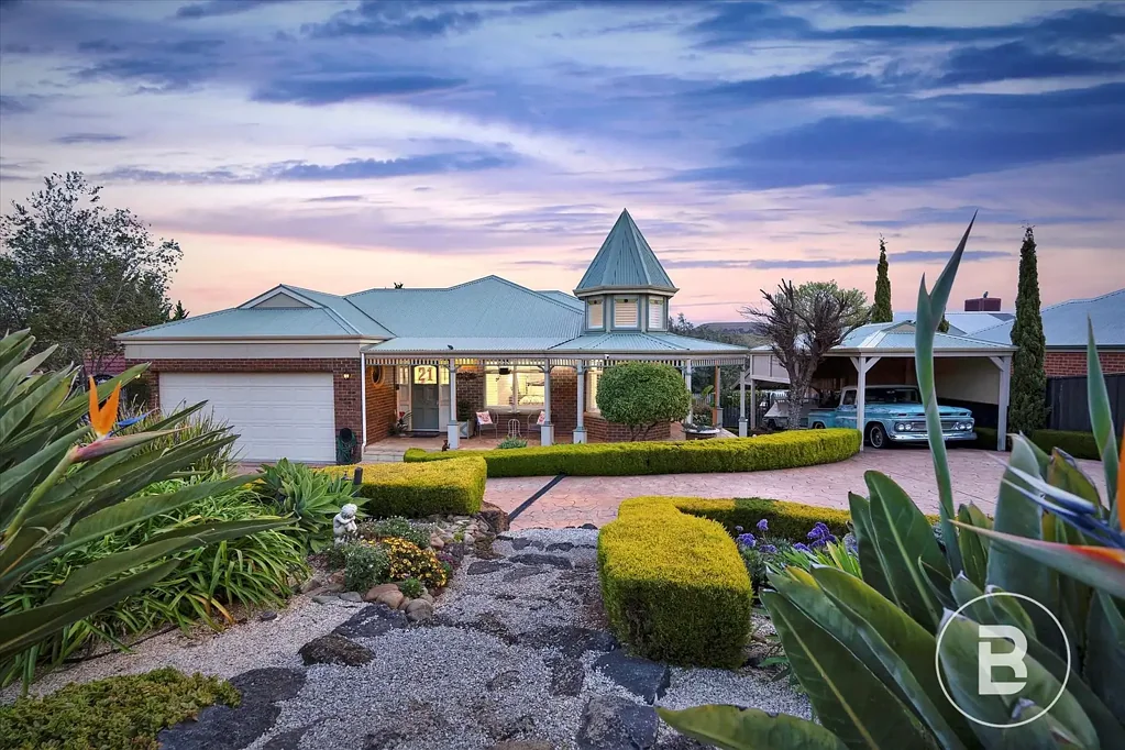 Bacchus Marsh 3房 定制豪华家园 花园天堂 卓越品质 宽敞阳台 特色塔楼 彩色玻璃门 自然光线 主卧套间 开放式厨房 餐饮生活区 瀑布阳台 壁炉 美景卧室 精美地板 集中供暖 高级娱乐区 户外厨房 雪松窗户 天花板风扇 户外披萨炉 篝火坑 秋千座椅 超大衣库 车棚区域 宽敞车道 地下储藏室 独立车间 YOUR VERY OWN TROPICAL PARADISE AWAITS
