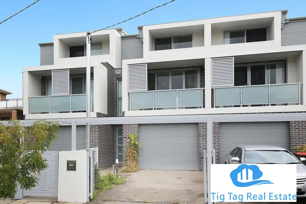 Luxurious 4 Bedrooms Townhouse in the central Mascot for Lease