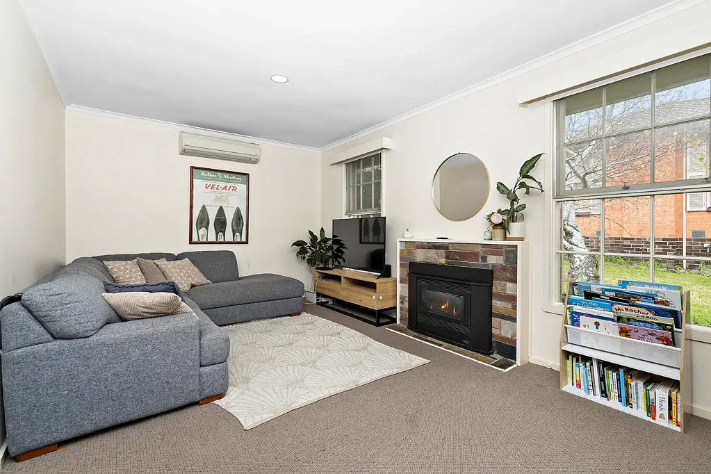 Cozy 2-Bedroom + Study with Private Courtyard in Prime Glen Iris Pocket
