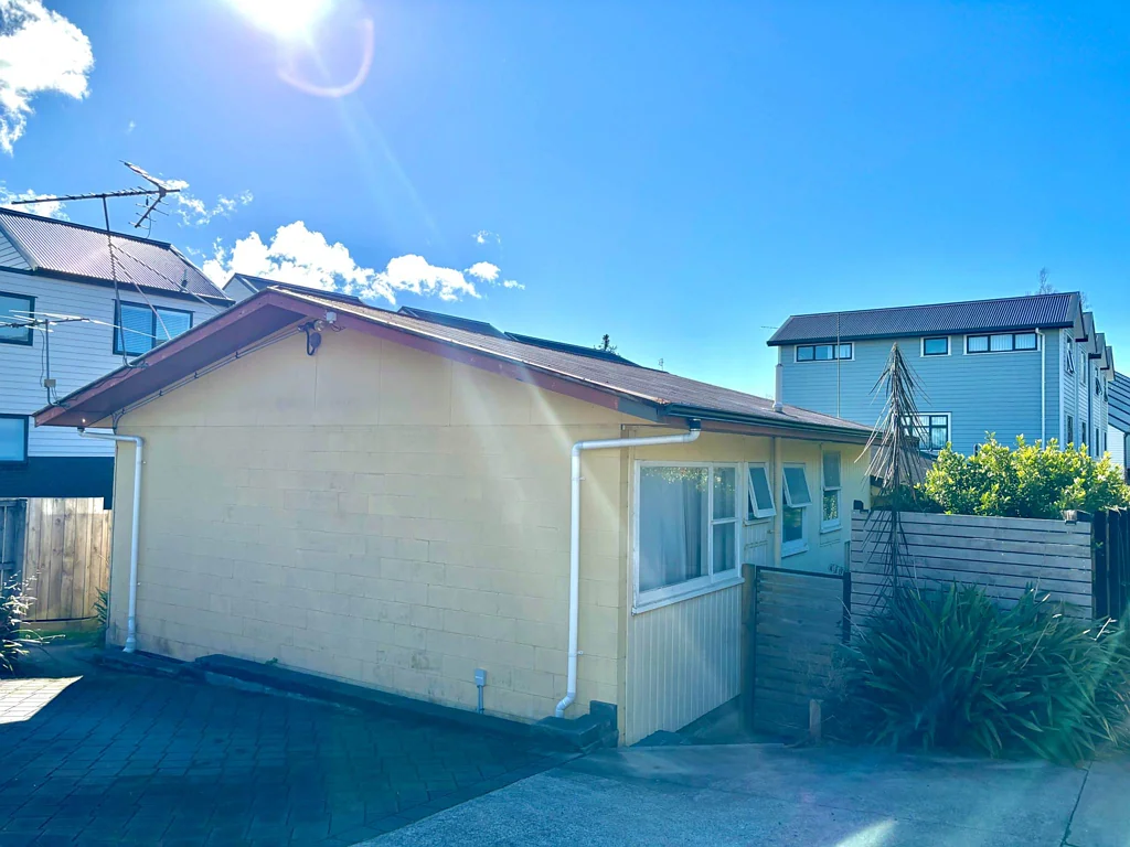 Modern 2-Bedroom Home with Storage & Off-Stree...