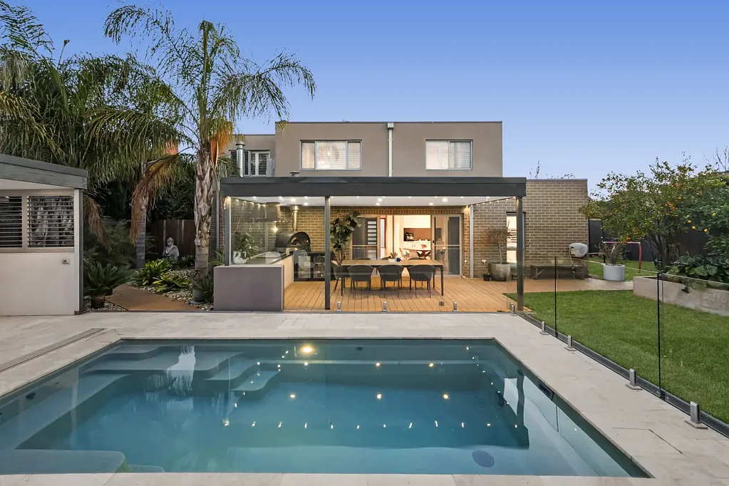 Cairnlea 4Zimmer A STATEMENT IN CONTEMPORARY LIVING AND RESORT-STYLE ENTERTAINING