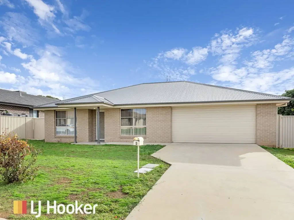 Modern Family Living in a Quiet Hillvue Cul-de-Sac