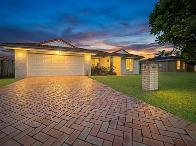 Caboolture 4બેડરૂમ Freshly Updated Family Home on a Generous Block , Vacant awiting new owners