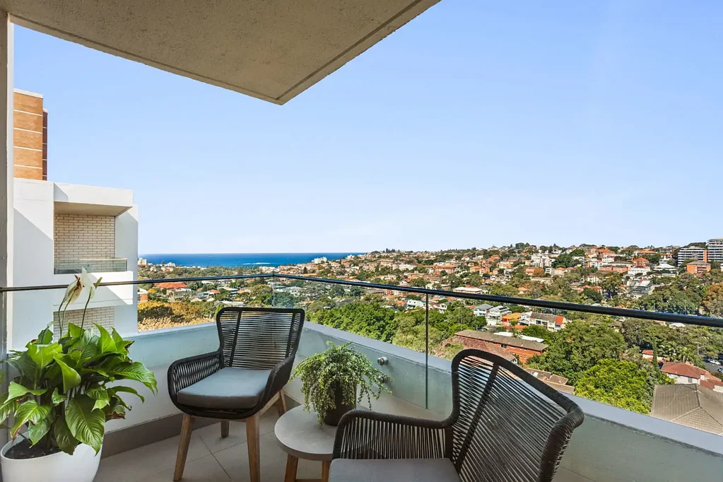 Randwick 2Zimmer Top Floor Panoramic Ocean Views with Designer Parisian Renovation on the Coogee Border