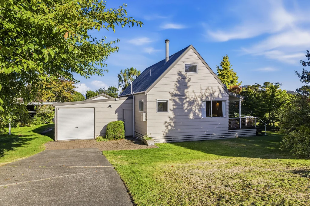 Motuoapa 2 Bedroom Lakeside living made easy
