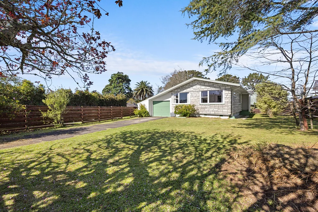 Pakuranga Heights 3Kwarto First Home on a Flat Freehold 779m2!