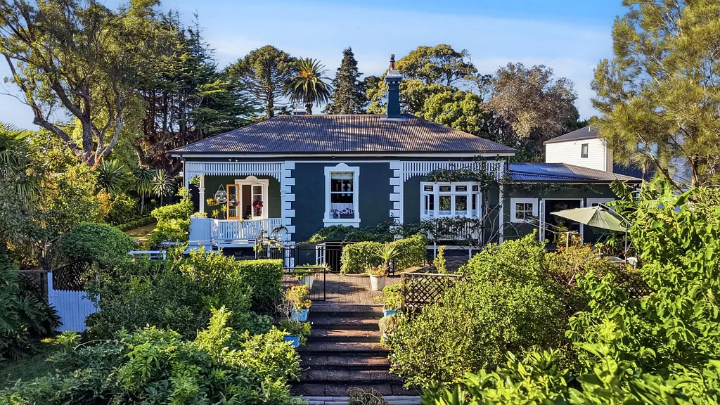 Otahuhu 4침실 Historic Grandeur Meets Great Future Potential
