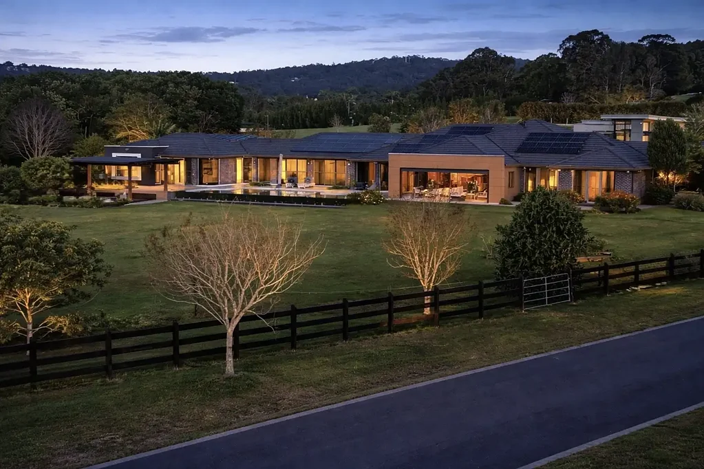 Samford Valley 6房 9,691sqm庄园 私密nothrough lane 壮丽山脉背景 857sqm单层豪宅 室内外和谐 17.5m泳池spa 主套房壁炉衣帽间 马术设施齐全 步行至Samford Village Clear Instructions to Sell