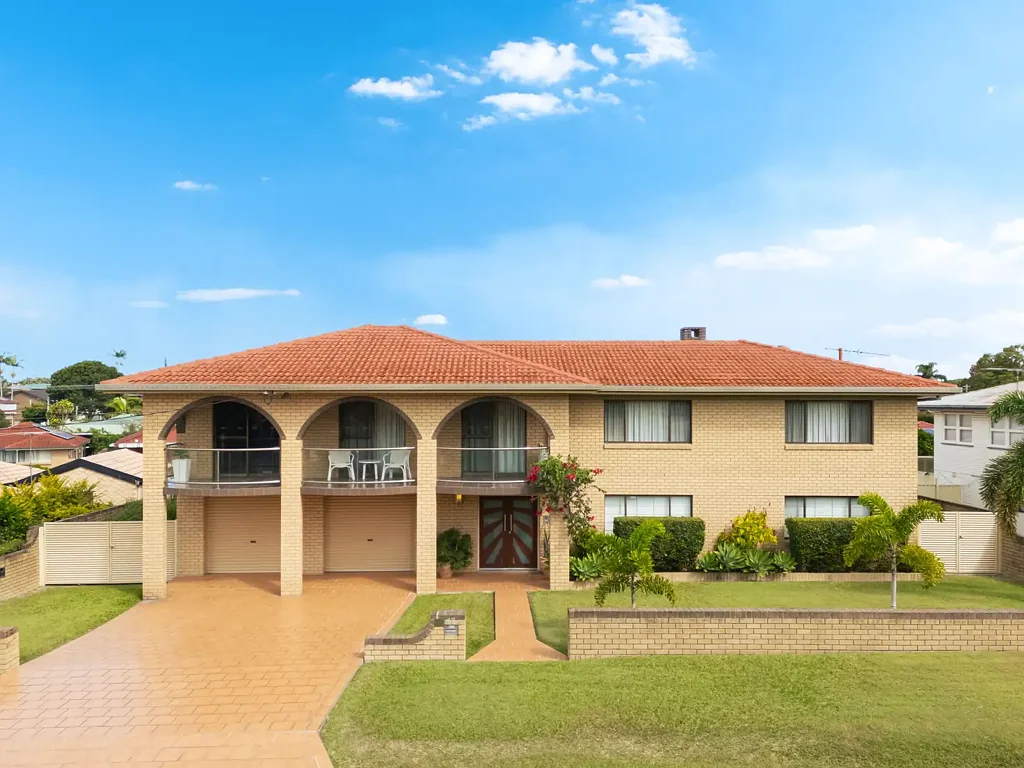 Sunnybank 5房 卓越的双居住家庭住宅，拥有宽敞的娱乐空间，位于优越的Sunnybank Exceptional Dual Living Family Home with Expansive Entertaining in Prime Sunnybank