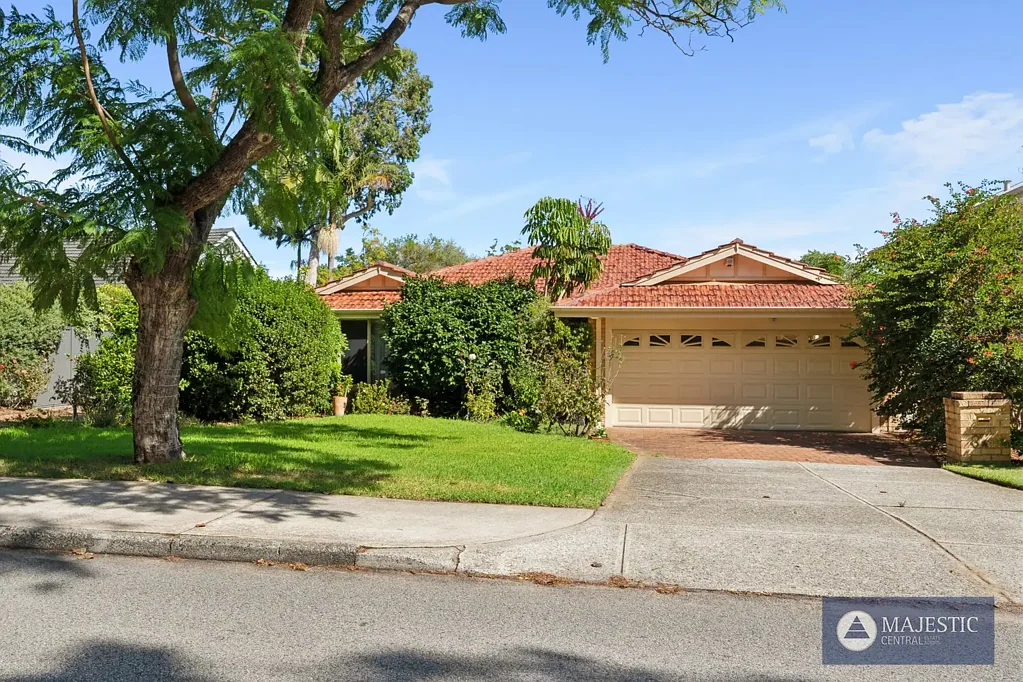 Applecross 3房  APPLECROSS GEM — EASY-CARE LIVING IN A PRIME LOCATION