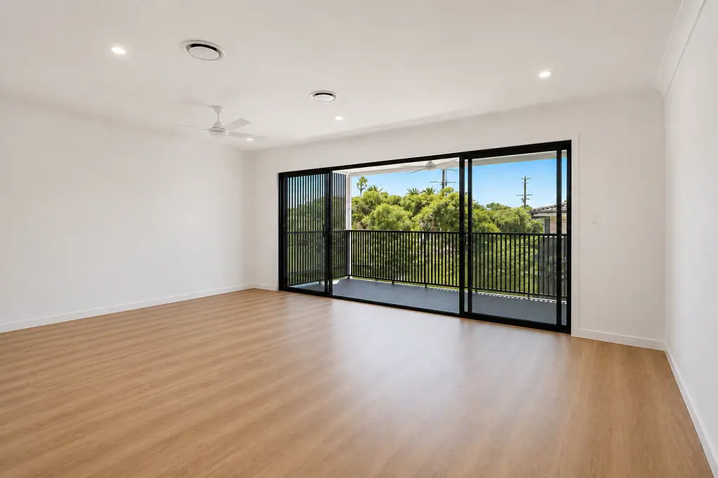 Spacious Tri-Level Townhouse in a Convenient Clontarf Location