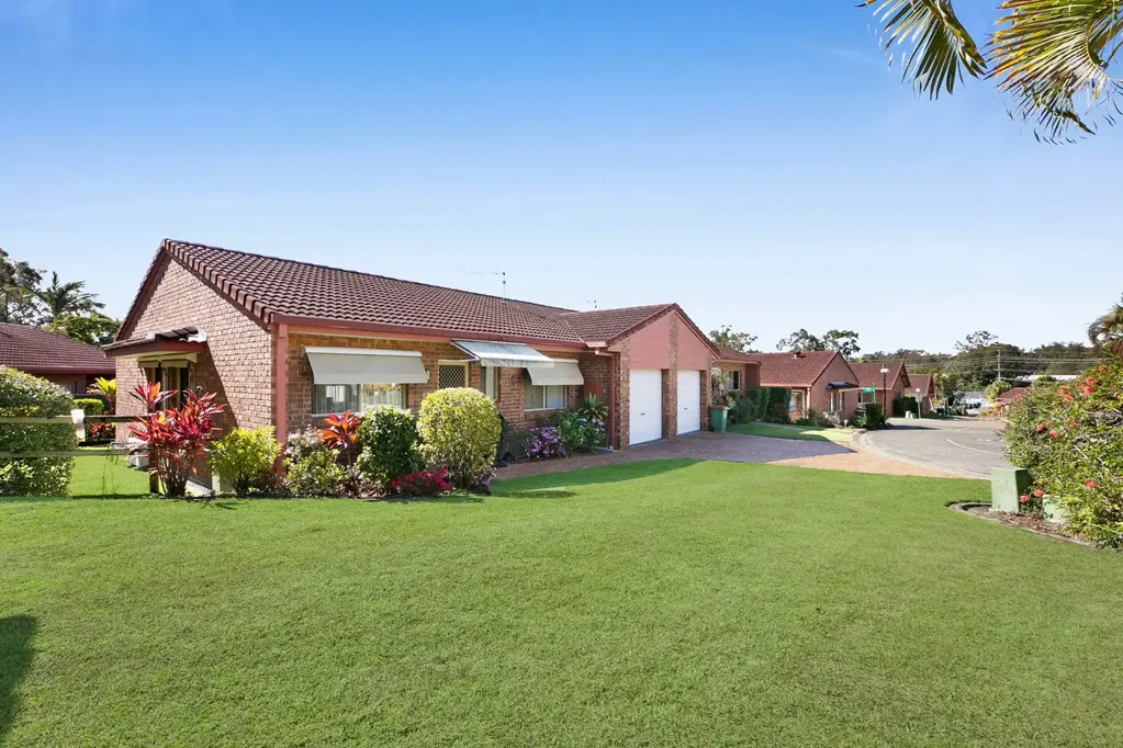 Tallai 2 Bedroom Single level villa style home with Cathedral Ceilings and low body corp!