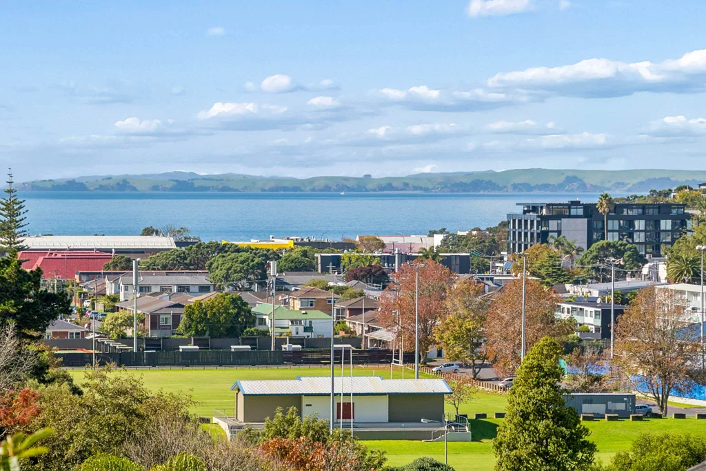 Browns Bay 3房  Sea Views, A Pool, & Space For The Whole Family