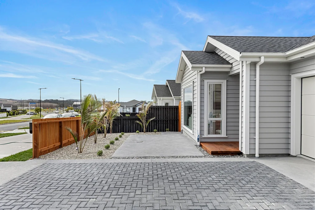 Milldale 5 Slaapkamer Bright, Modern Living with Genuine Granny Potential
