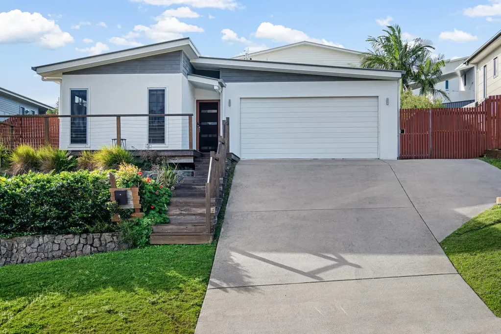 Aroona 3침실 Elevated Light filled home in desirable locale