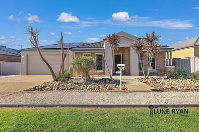Rochester 5房  STYLISH FAMILY LIVING WITH SPACIOUS SHED & ENTERTAINING AREA
