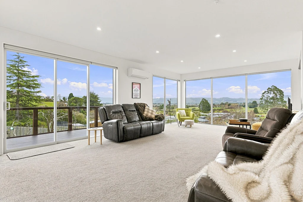 Mosgiel 5房  Statement home, stunning outlook