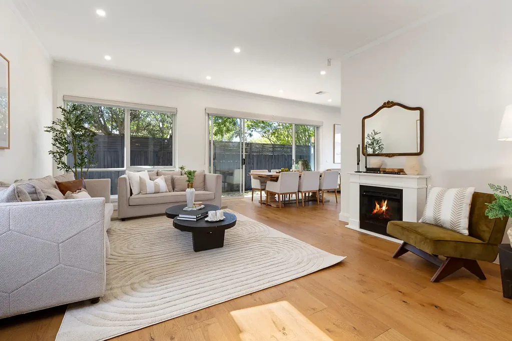 Oakleigh 4房 法国乡村风格 精致空间 四卧三卫 高端Bosch厨房 多功能区域 3米高天花板 双层玻璃窗 全屋地暖空调 深阳光后院 优越社区位置 Timeless French Elegance with Exceptional Family Space