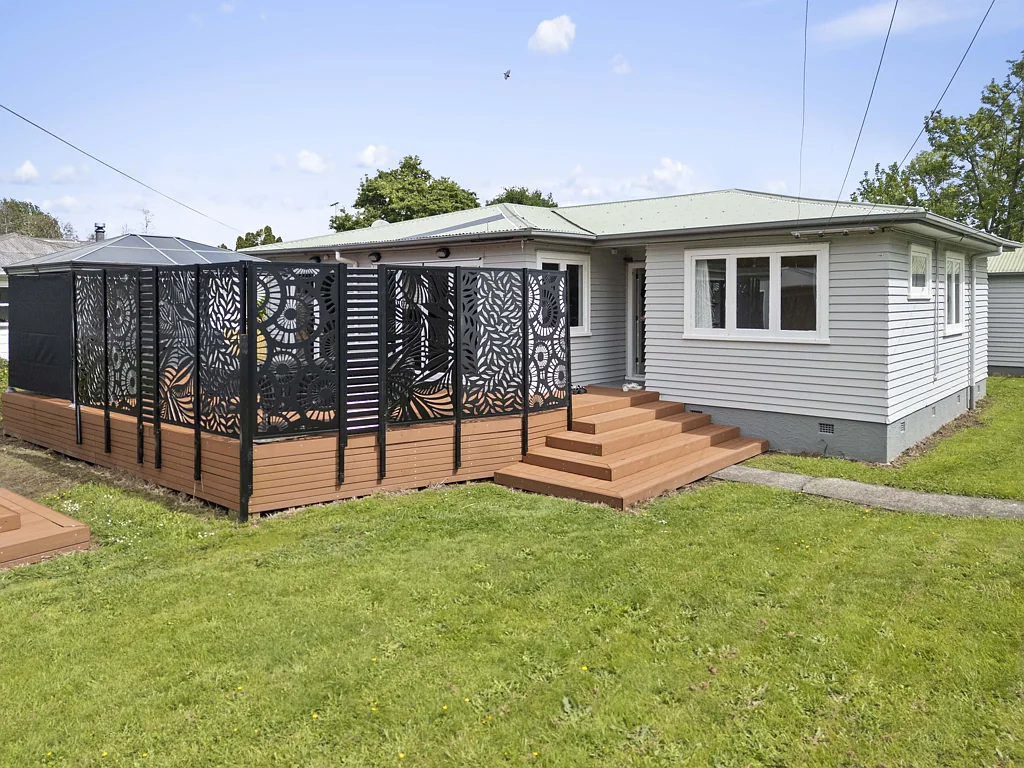 Te Aroha 3chambre Plane's waiting, house must go