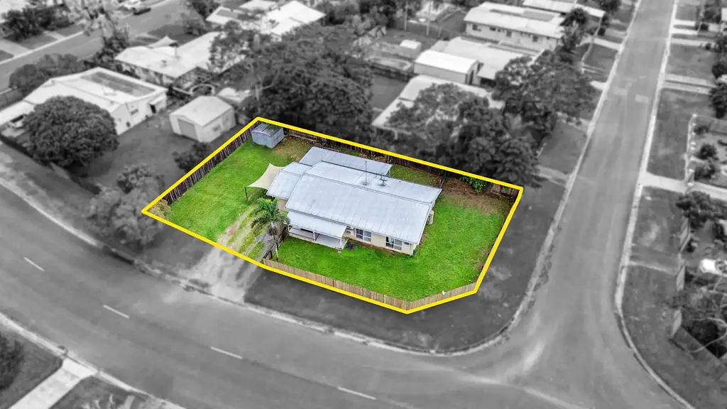 Bentley Park 4Phòng ngủ A Convenient Family Home with Scope to Refresh & Enhance on 760m2 Block - Room for Large Shed