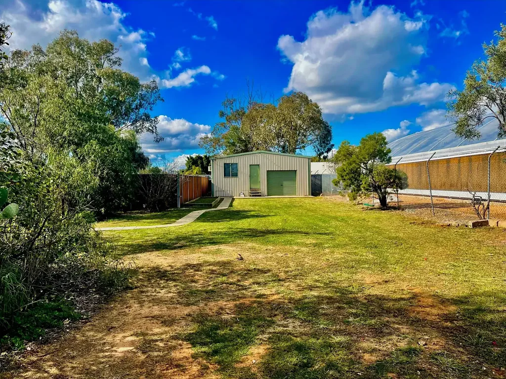 Lightning Ridge 2房  2 Bedroom Brick Home. Shed with 1 bedroom & Ensuite.