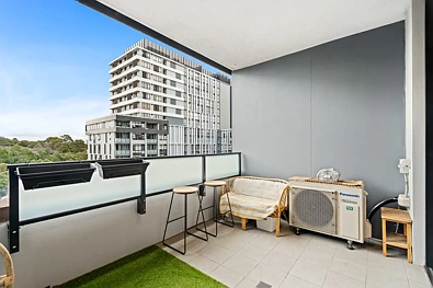 Kirrawee 2房 光线充足 开放式布局 Smeg高端厨房 南向阳台 Botany Bay景观 奢华套间浴室 南村核心位置 社区专属设施 A Stylish Retreat in the Heart of South Village