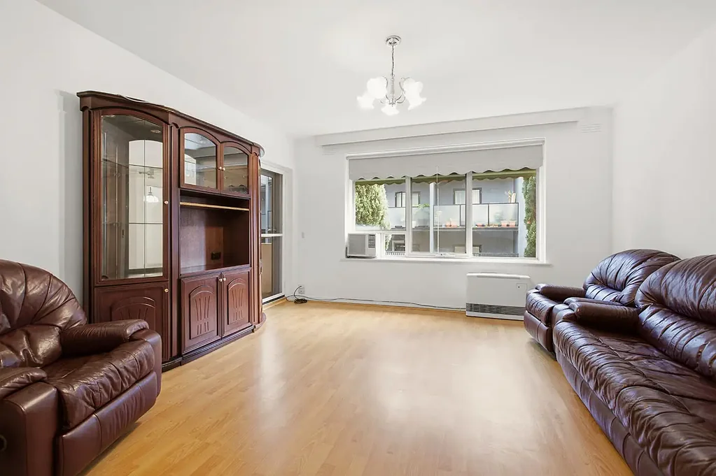 Spacious, Light-Filled Apartment in a Prime Alma Road Location