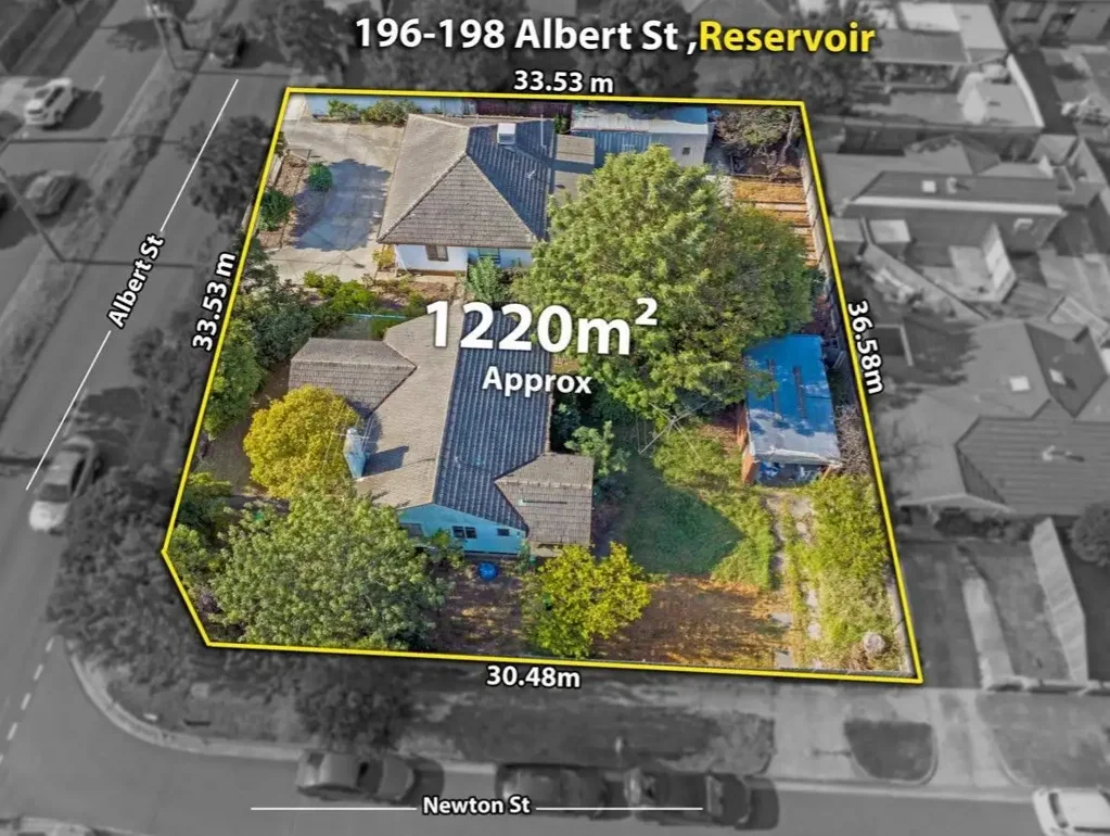 Reservoir 4 Bedroom A fantastic 1220sqm site for 10 Townhouses, or the next commercial development.