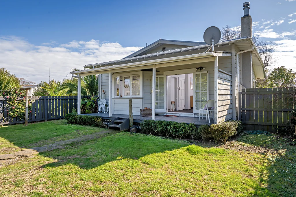 Opotiki and Surrounds 2ਬੈੱਡਰੂਮ Character cottage in location with bright future!