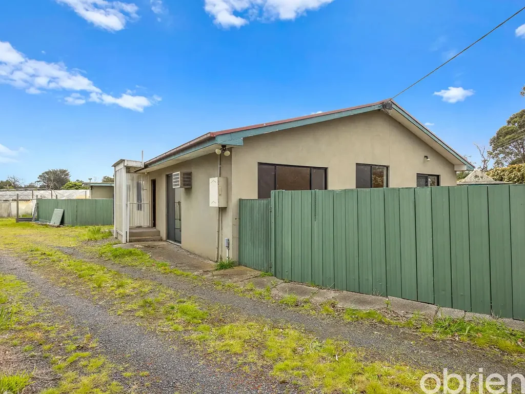 Spacious Country Living with Exceptional Storage and Shed Space