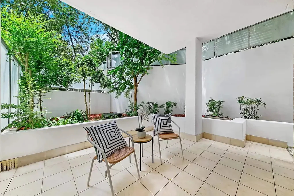 Oversized One Bedroom Courtyard Retreat