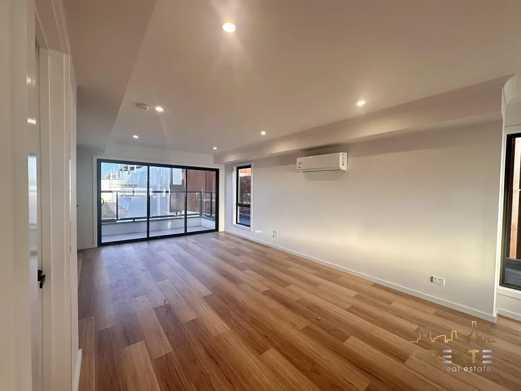 STYLISH THREE-LEVEL TOWNHOUSE IN PRIME LOCATION WALK TO DEER PARK STATION